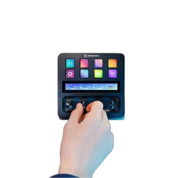 Een hand draait aan een van de twee draaiknoppen op het Fanatec Stream Deck +, met aanpasbare knoppen en een touchscreen met levendige pictogrammen.