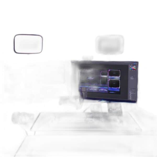 Een Fanatec Stream Deck + staat op een opgeruimd bureau naast een monitor met bewerkingssoftware, een toetsenbord, muis en twee oplichtende lampjes erachter.