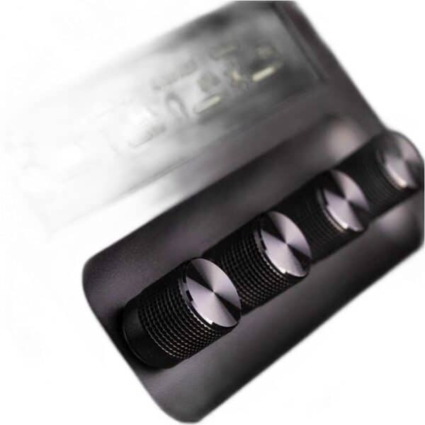 Een close-up van vier zwarte metalen regelknoppen op het Fanatec Stream Deck + paneel, met een vaag display met pictogrammen erboven.