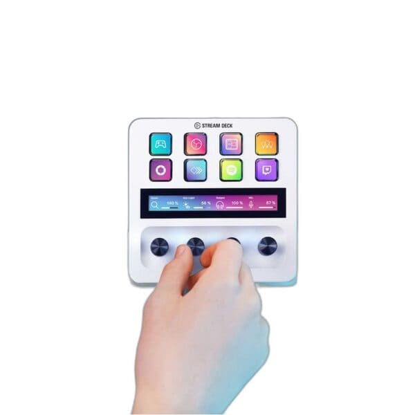 Een hand draait aan een knop op de Fanatec Stream Deck + White met een touchscreen dat levendige pictogrammen weergeeft en drie ronde bedieningsknoppen eronder.