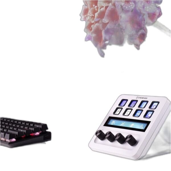 Een uitsnede van een paars en roze kristal, een mechanisch toetsenbord met verhoogde toetsen en de Fanatec Stream Deck + White.