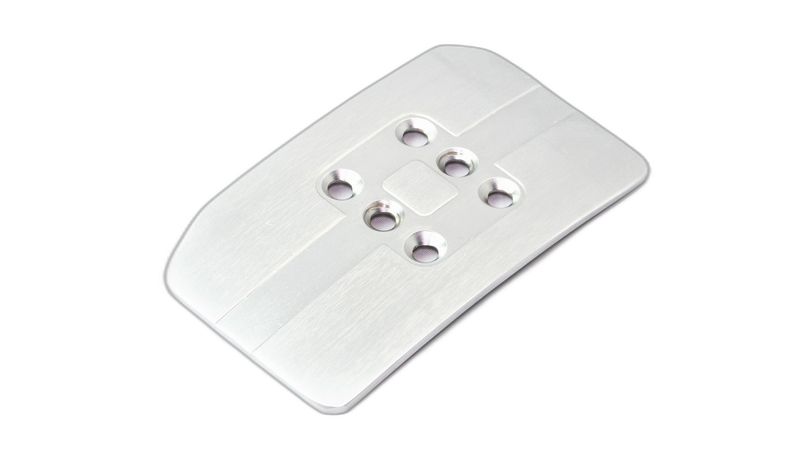 De Fanatec T-LCM koppelingspedaalkop heeft een rechthoekige metalen plaat met afgeronde hoeken, zes gaten en een verhoogd vierkant in het midden.