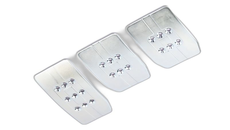 De Fanatec T3PM PEDAL SET heeft drie zilvermetallic pedalen met verhoogde ronde handvatten, naast elkaar geplaatst.