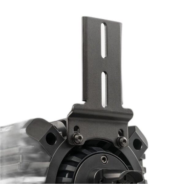 Fanatec Xeneon Edge Mounting Bracket Set bevestigd met twee bouten, met een verticale plaat met sleuven boven een rond deel.